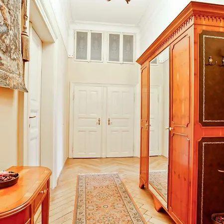 Open Gate Apartman *